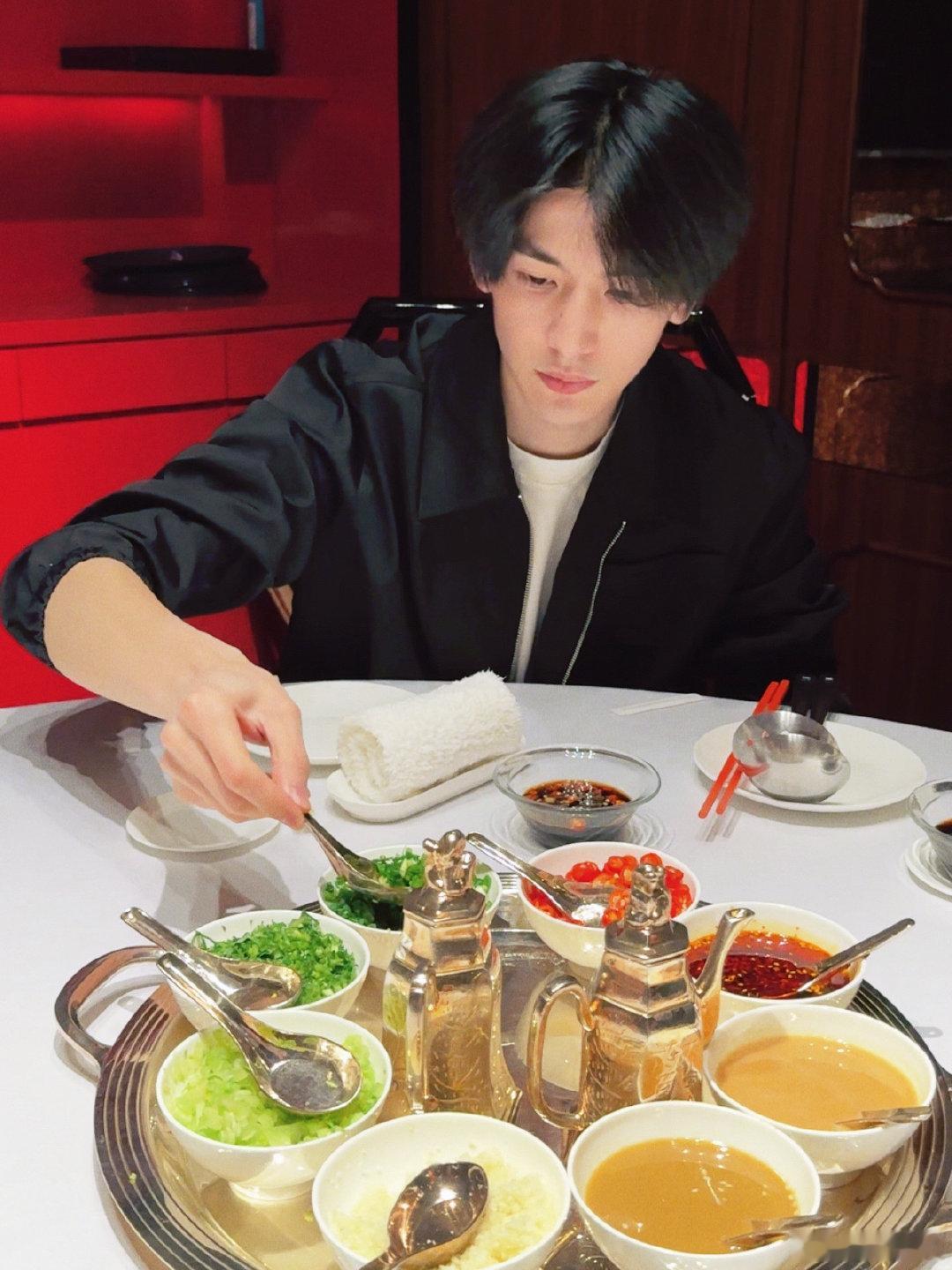 张凌赫晒美食张凌赫吃海鲜 看着张凌赫桌上的海鲜盛宴口水直流这也太有食欲了吧！ ​