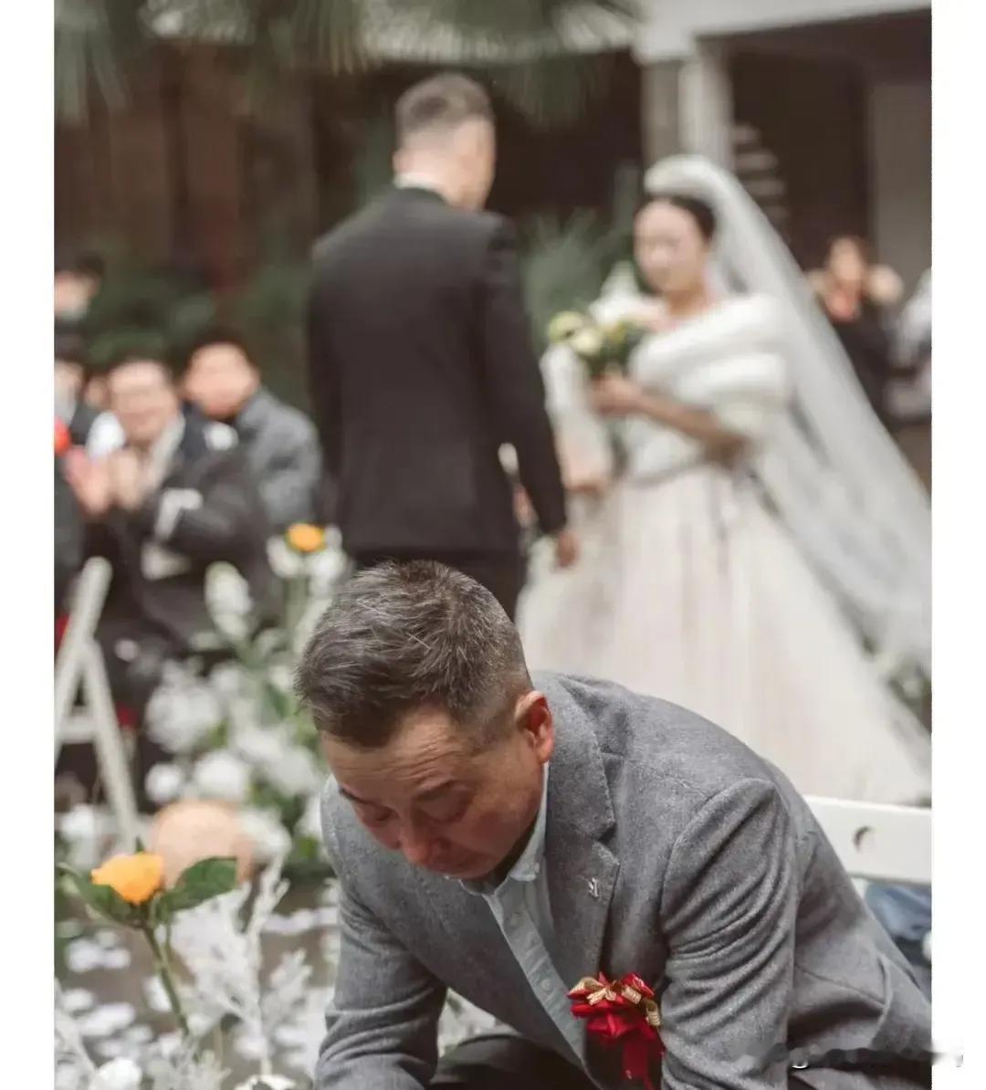 终于知道养女儿有啥用？三十年如一日的付出，几十万的经济投入，大学毕业了，会挣钱了