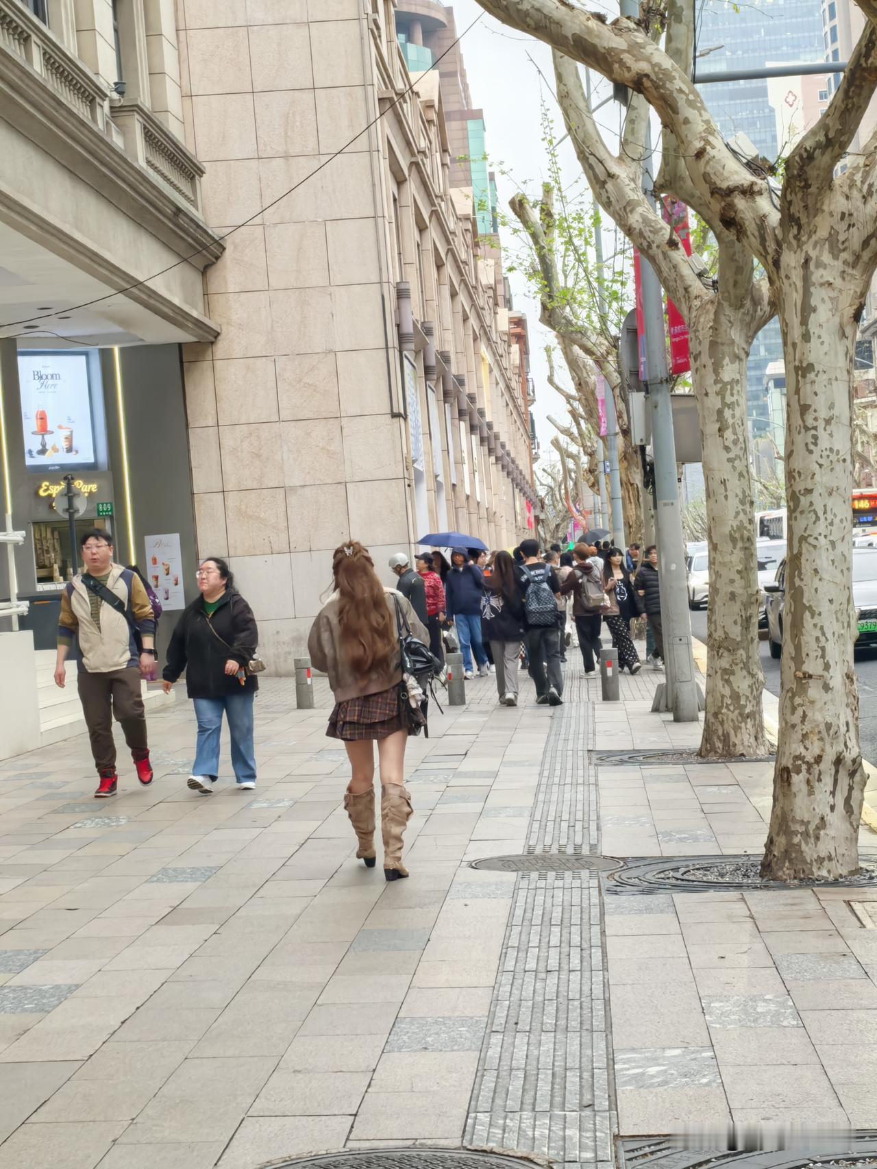 今天周末，淮海路瑞金二路口傍晚人流如织，年轻面孔显著增多，
折射出商业街改造的积