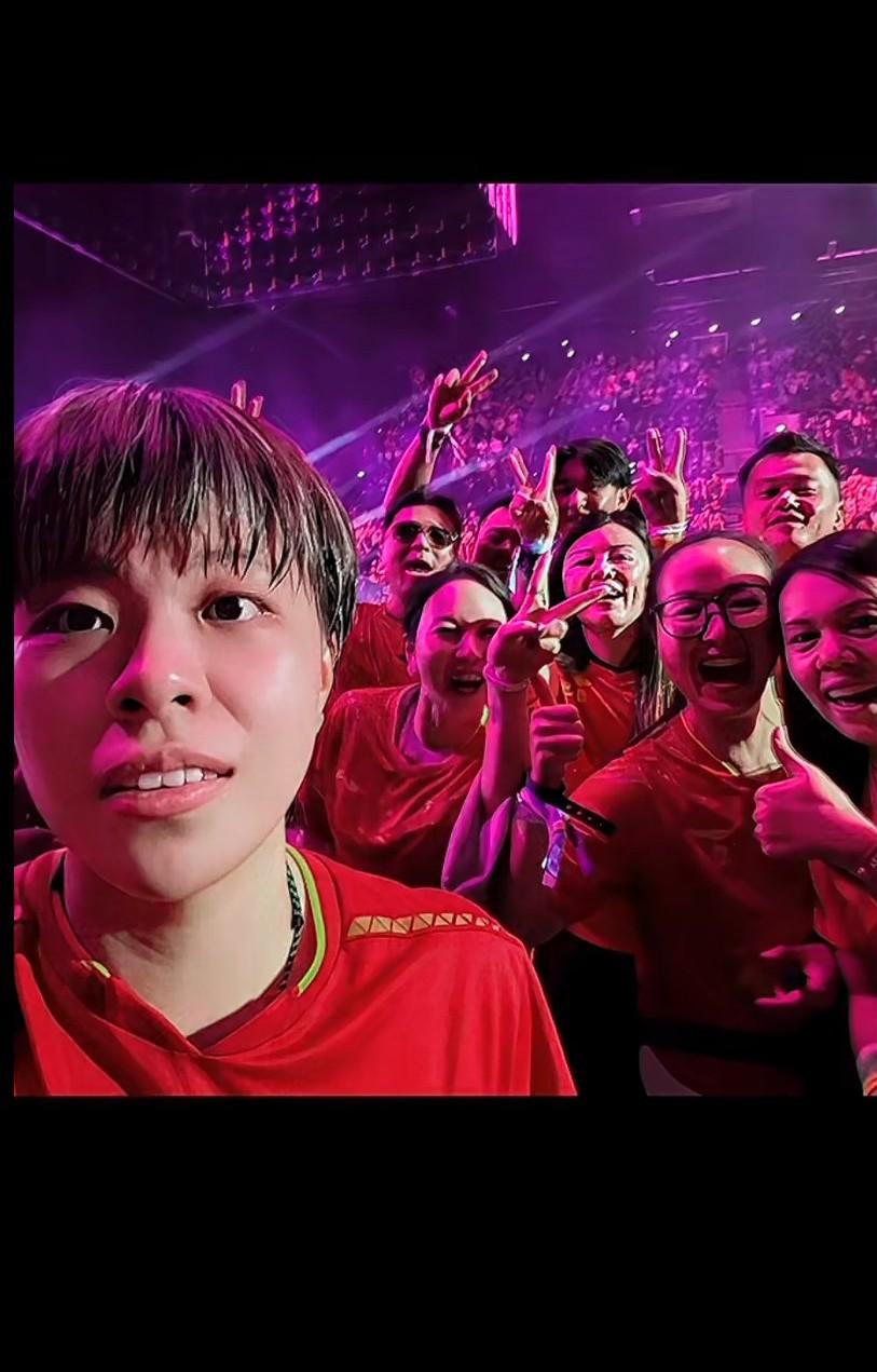 现场给加油的中国红一定特别自豪吧，我们中国队赢了，
等了一晚上没睡，把我的心脏整