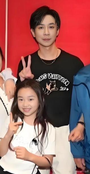 伊能静问恩利摄像机还开着吗 妈妈的娱乐圈本能让人心疼，儿子的松弛回应让人欣慰。桃