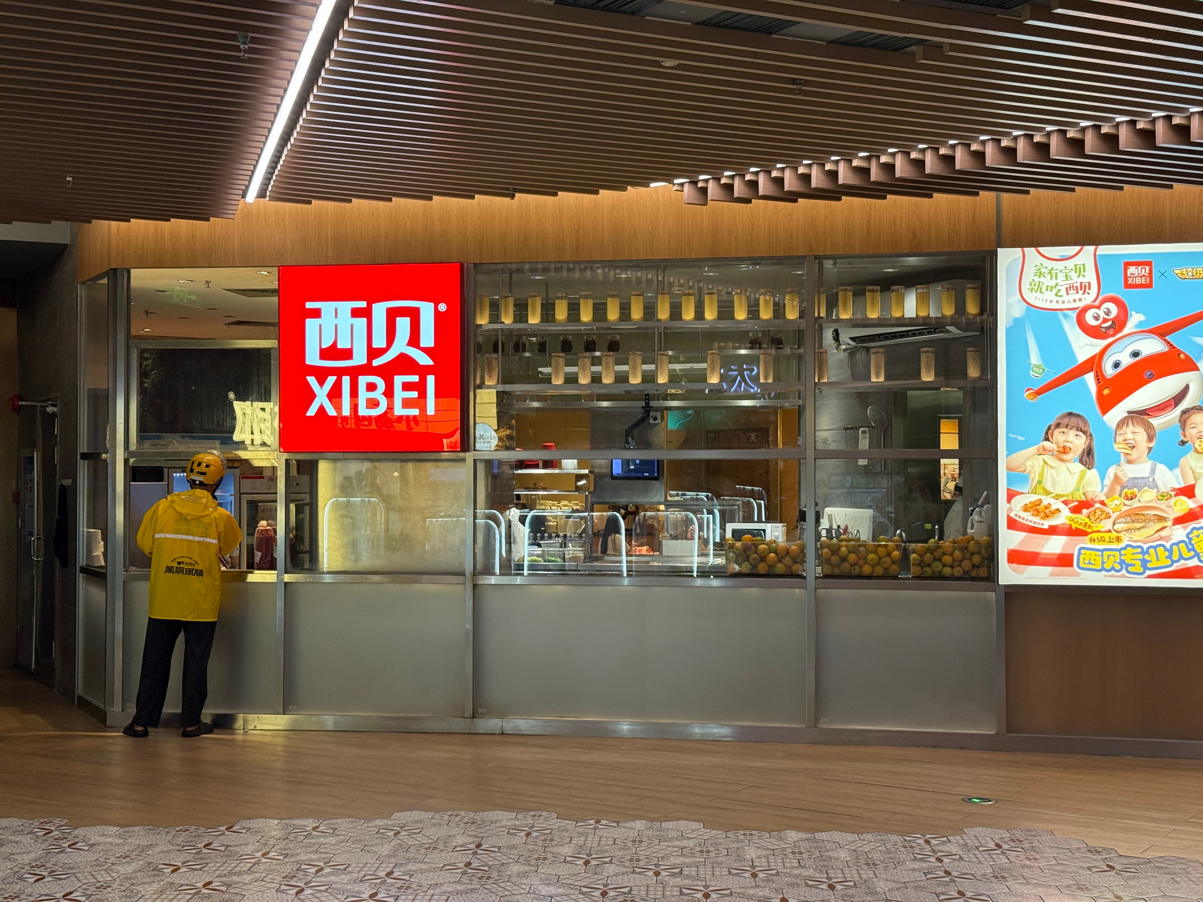 广州市区这家西贝，以前都要排队的，今晚旁边的店还在排队，西贝的顾客寥寥无几了，这