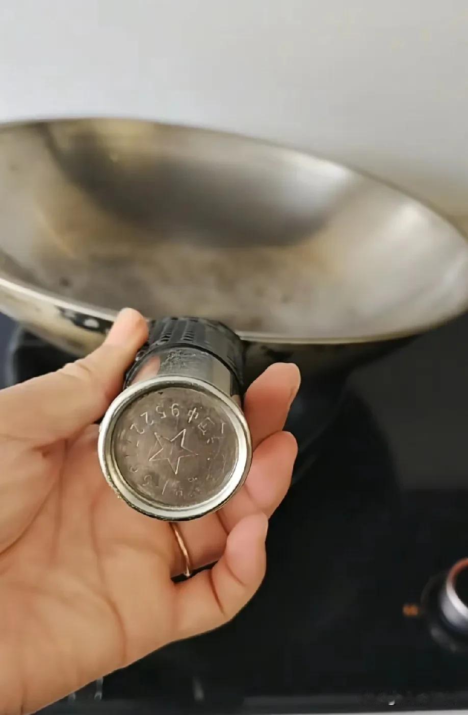 有个女人在短视频上发了个找锅的视频，说家里的铁锅用了快三十年，前二十年是婆婆用的