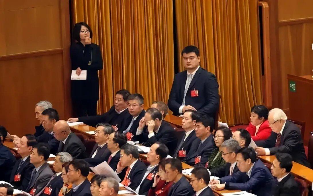 姚明同学，请你坐下来！[笑cry] ​​​