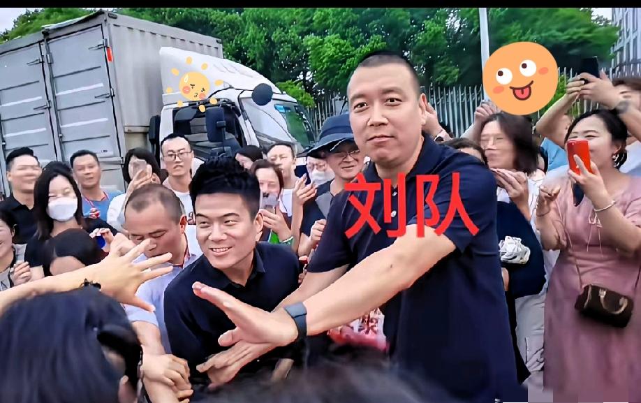 董宇辉的贴身保镖刘队，才是全网最让人眼红的神仙工作吧！
 
跟着宇辉天南地北跑，