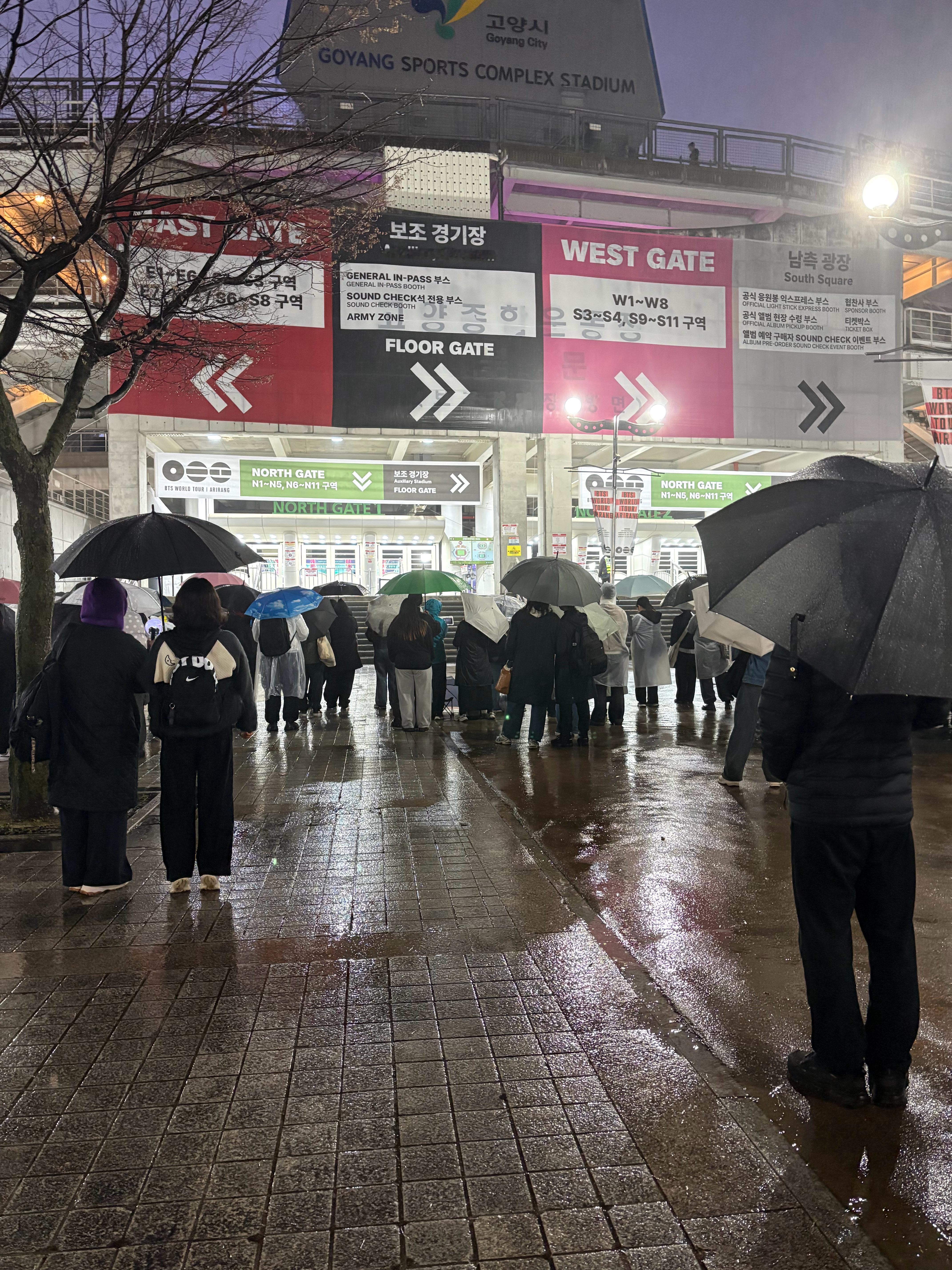 BTS高阳演唱会场外也聚集了许多粉丝