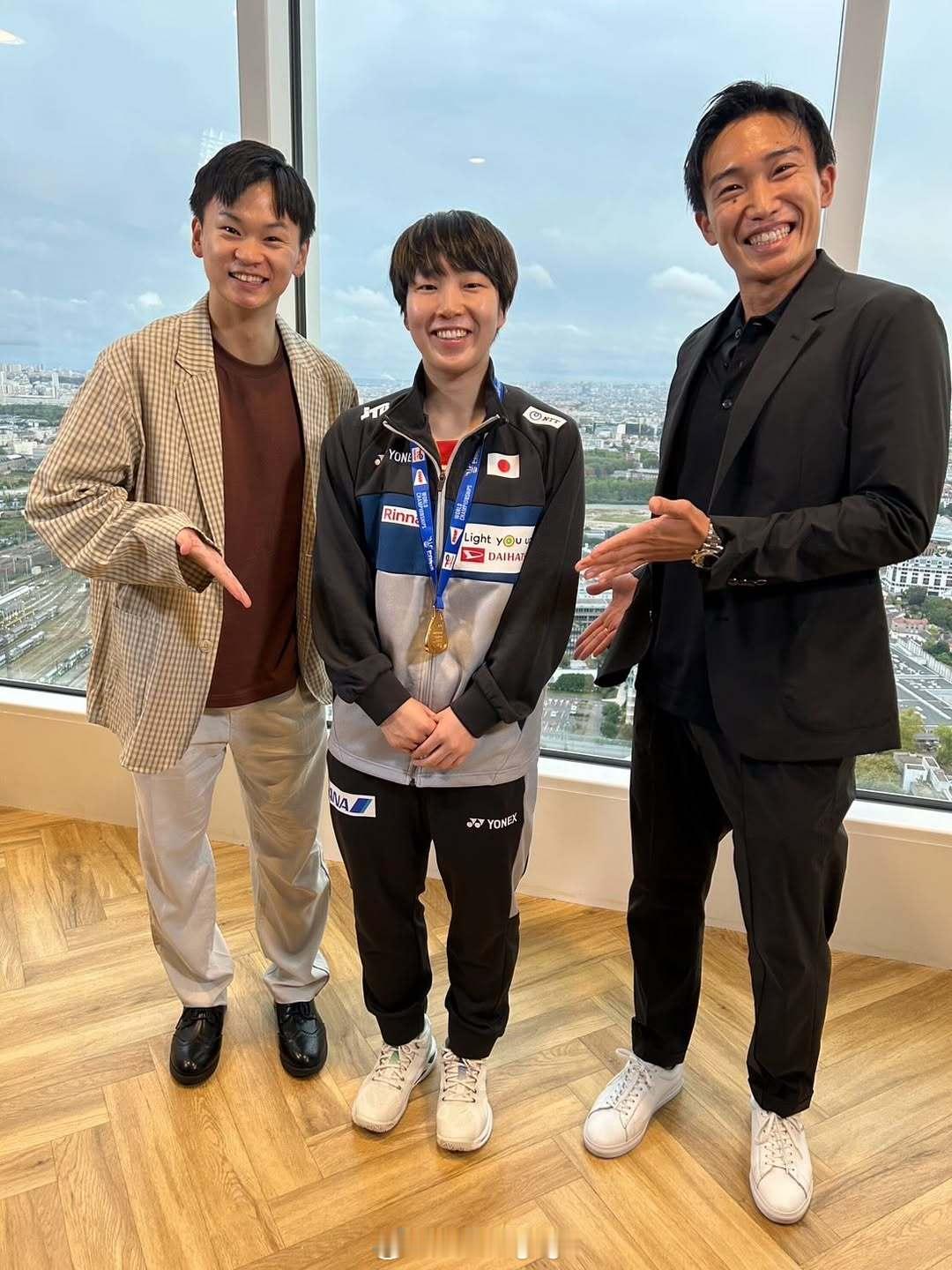 桃田贤斗社媒晒与山口茜、渡边勇大合影，在2025巴黎羽毛球世锦赛 期间，桃田贤斗