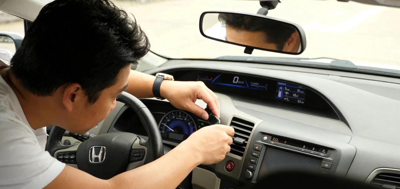 我开了12年车，直到去年亲眼看到一起事故，才明白自己一直做错了。

那个司机上车