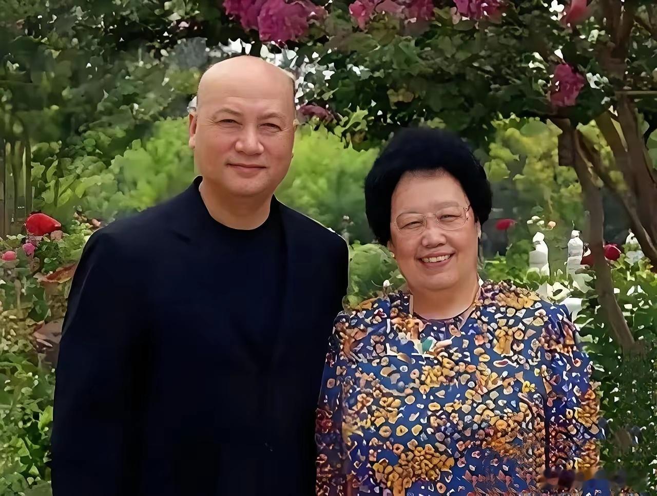 陈丽华追悼会，迟重瑞真的太让人心疼了。4月9号，陈丽华的追悼会在八宝山殡仪馆东礼