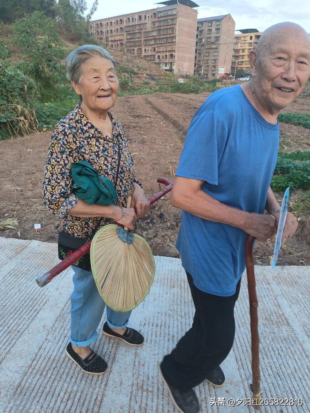 八十多岁的农村老人该怎么过呢? 我觉得人已经活到了八十岁，就应该好好地善待自己。