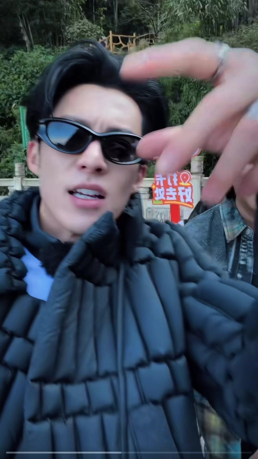 追星现场太疯狂！黄子韬黄晓明夜爬哀牢山被围堵
明星动态夜爬哀牢山

救命被粉丝艾