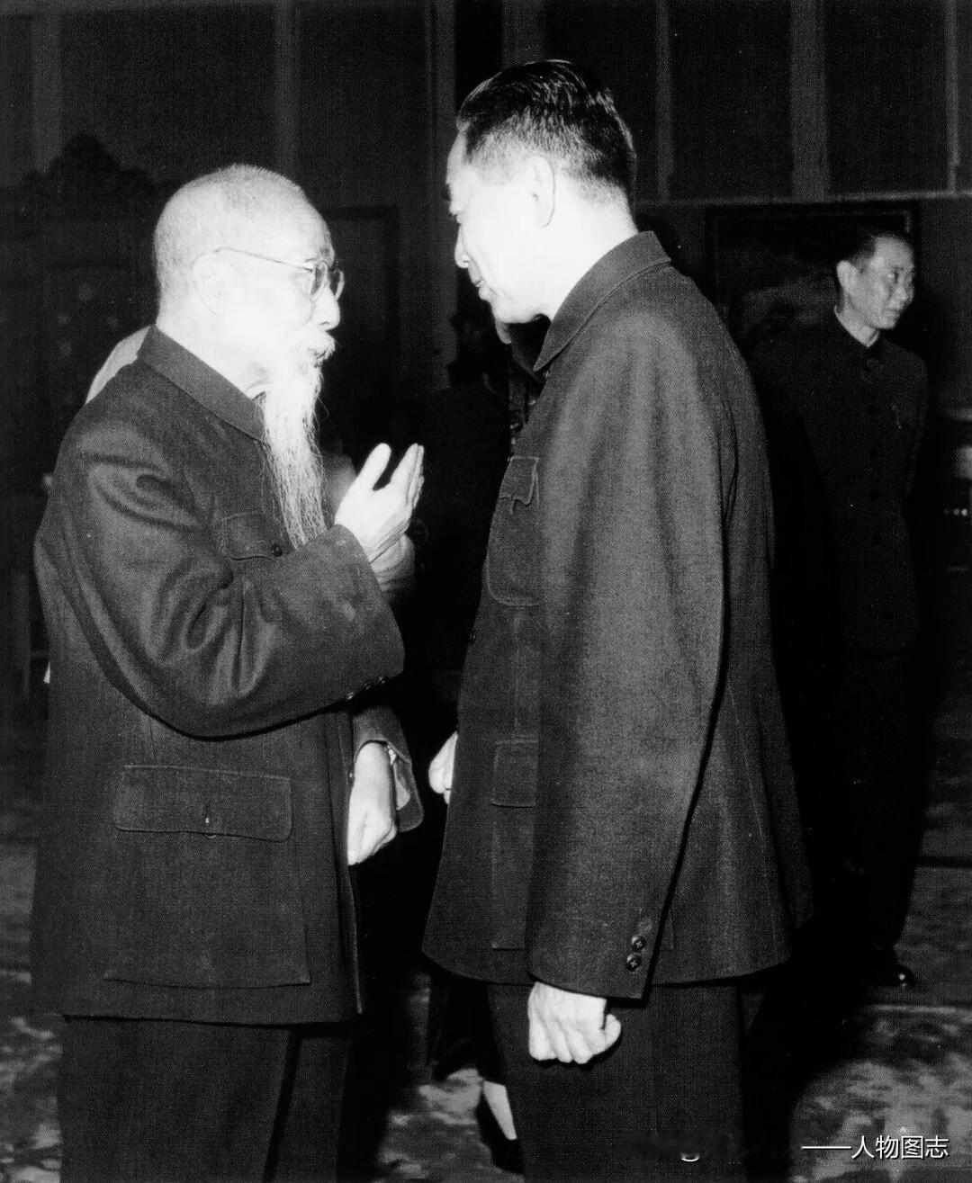 1950年，陈叔通（左）与周恩来交谈。