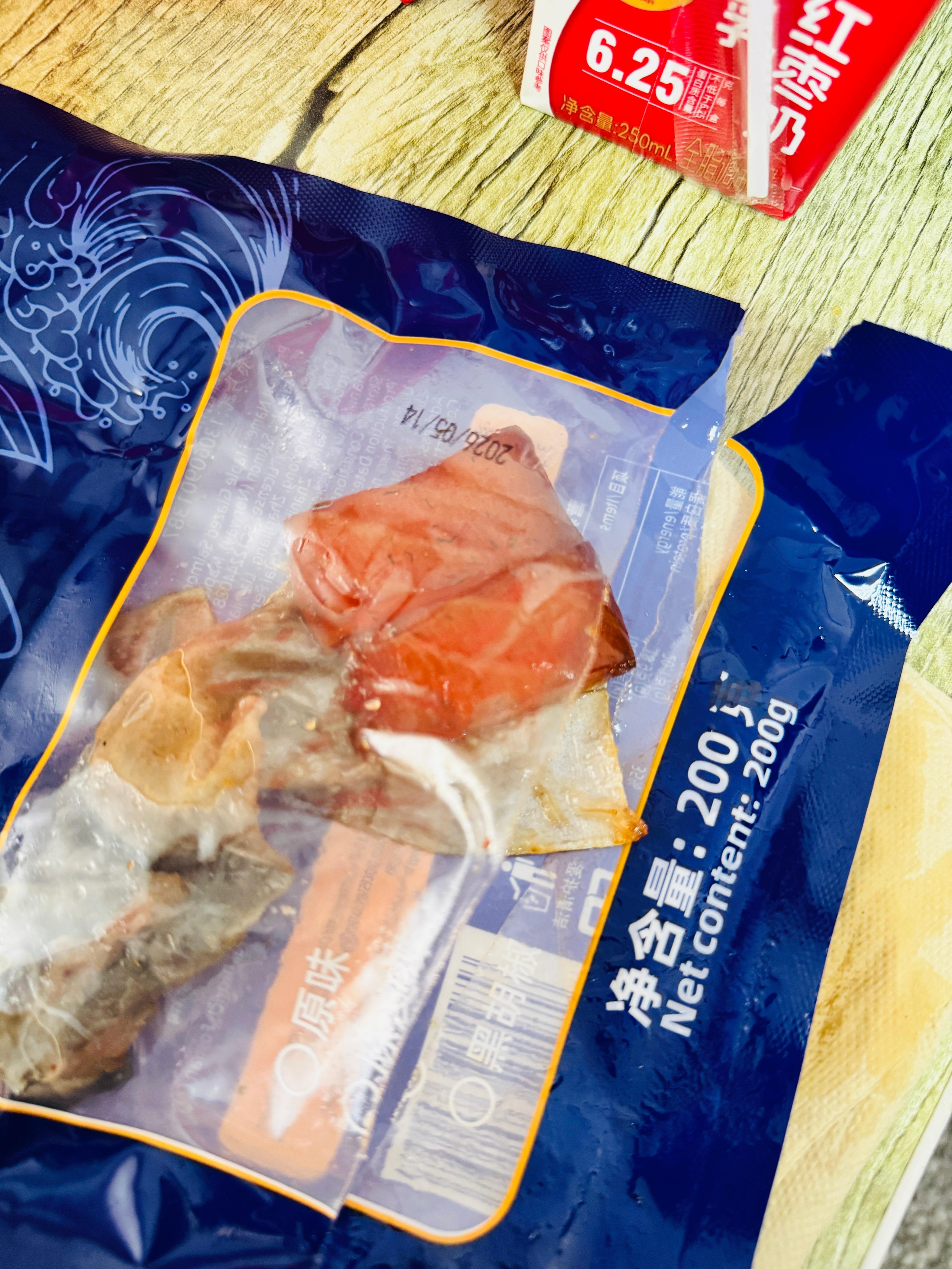 下次再也不轻易尝试了，从没想过三文鱼能这么难吃，一口下去腻的我发昏🤮 
