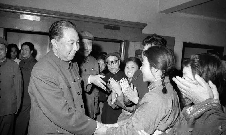 1978年2月27日傍晚，华国锋到内蒙古自治区代表团驻地，看望出席五届全国人大一