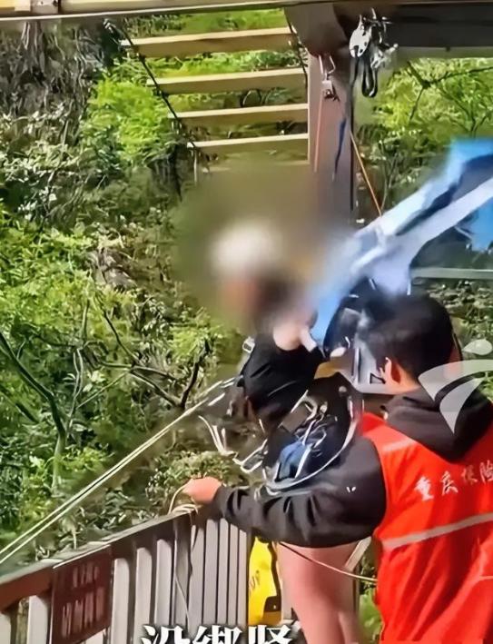 现在全网最后悔的人应该就是四川华蓥山高空项目的那个工作人员了！女孩临出发前，明明