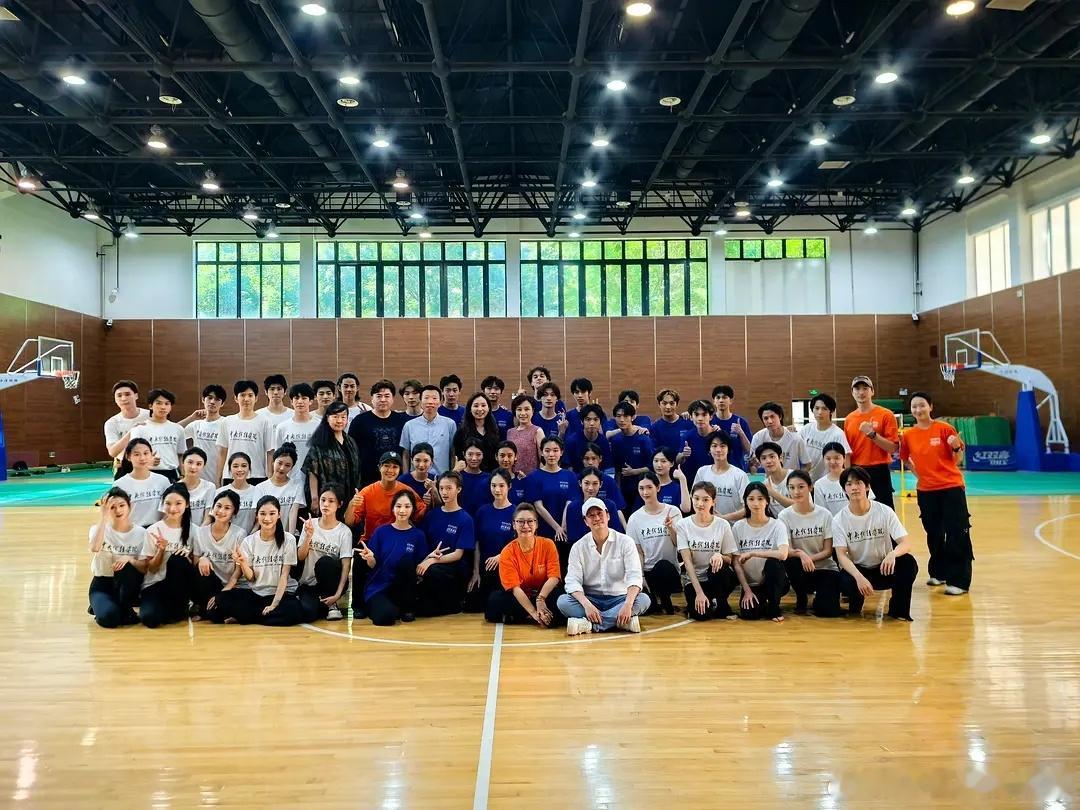 吴师傅跟中戏动作表演班的合影，因为最近在准备汇演，他也不是挂个名头只要有空就会来