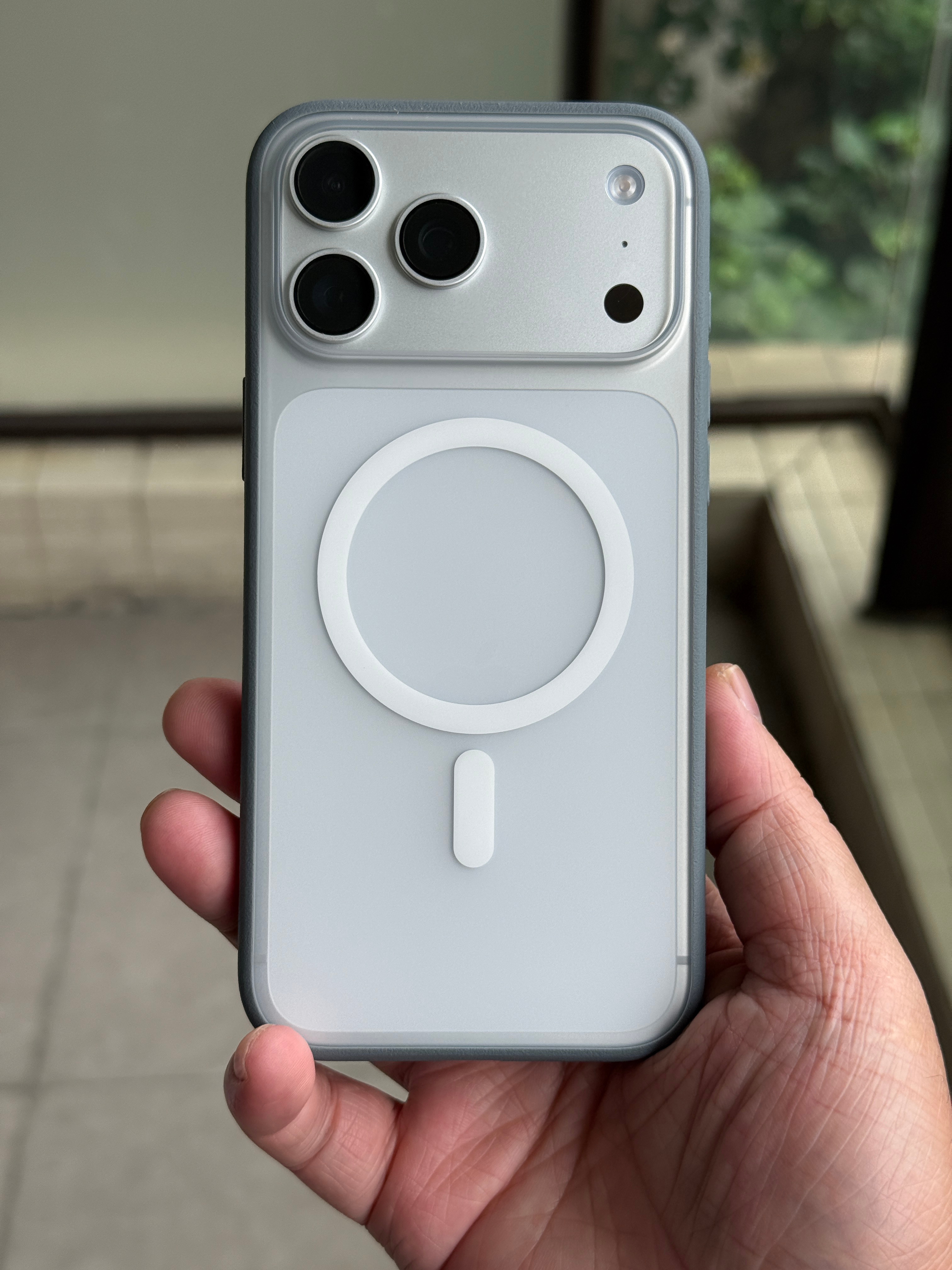 朋友新买的 iPhone17ProMax，全套装备安排上了不过我刚刚发现这个手机