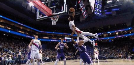 观感炸裂！夏普像个超人直接从威少头上飞了过去 战斧惊天砸扣