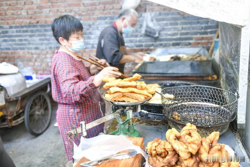敢对命运喊出“时来运转”的人，好运已在路上

凌晨五点半的城中村早点摊，陈姐一边