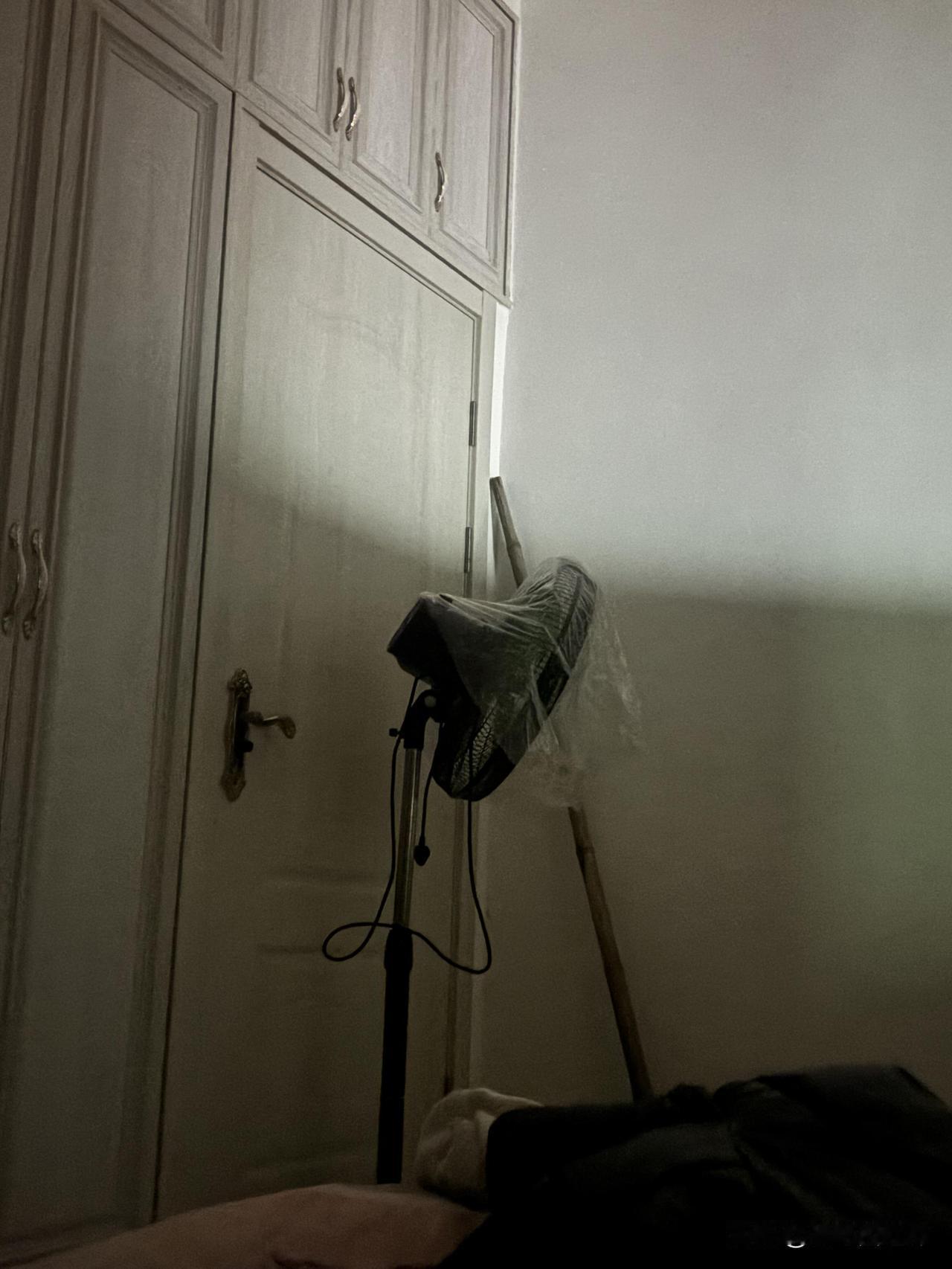 住亲戚邻居家 反锁了门半夜听到转锁声……
太离谱了，明天表妹结婚，姑姑家住不下，