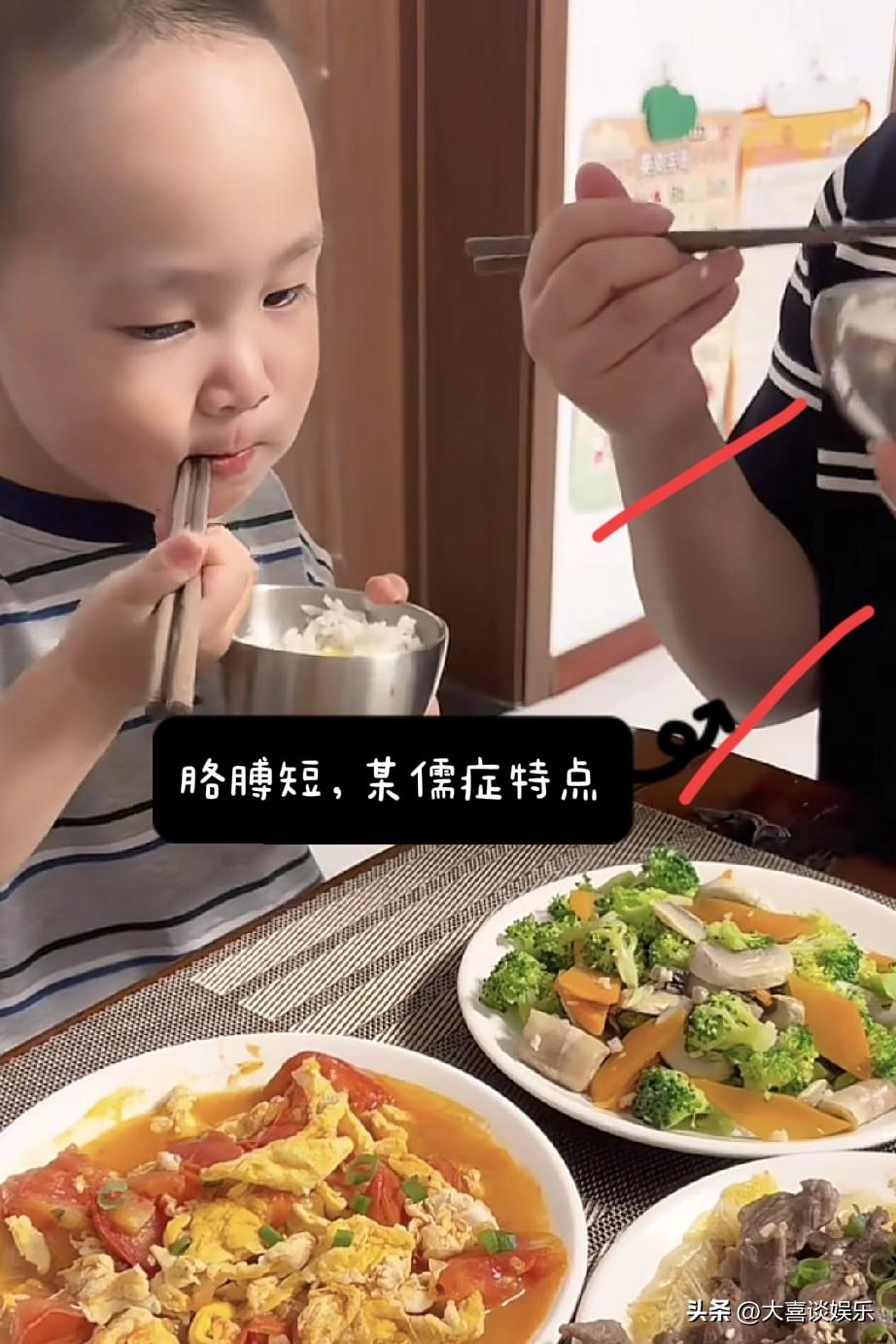 米乐今天又更新吃播视频了，
说句难听的，米乐妈妈靠孩子挣钱这事，就像秋后的蚂蚱，