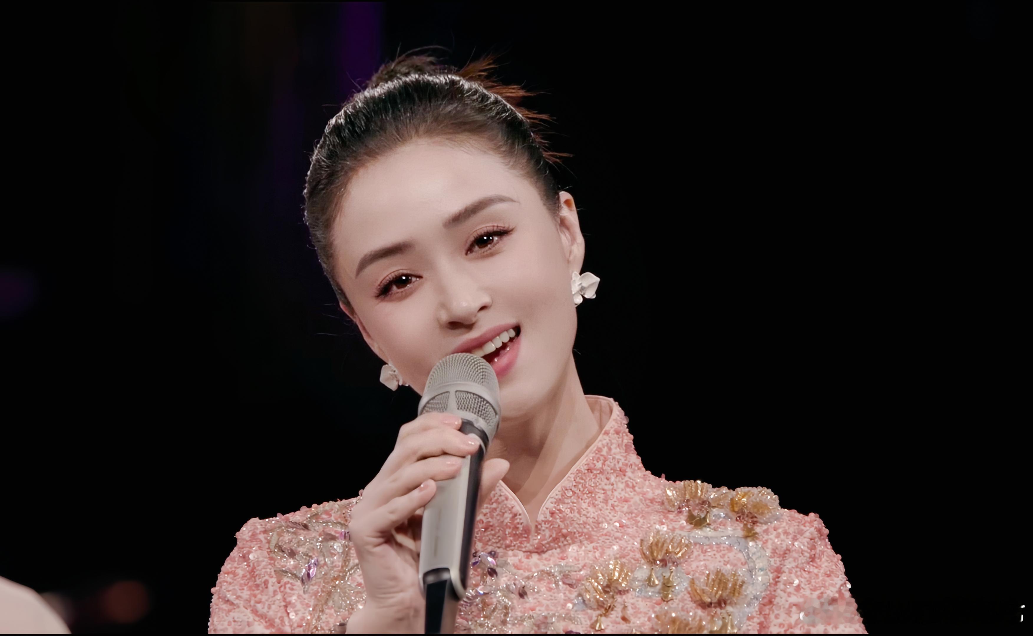 蒋欣[超话]  春晚  蒋欣《假如》蛇年春晚，她好美～喜悦无边，岁岁长安～年年岁