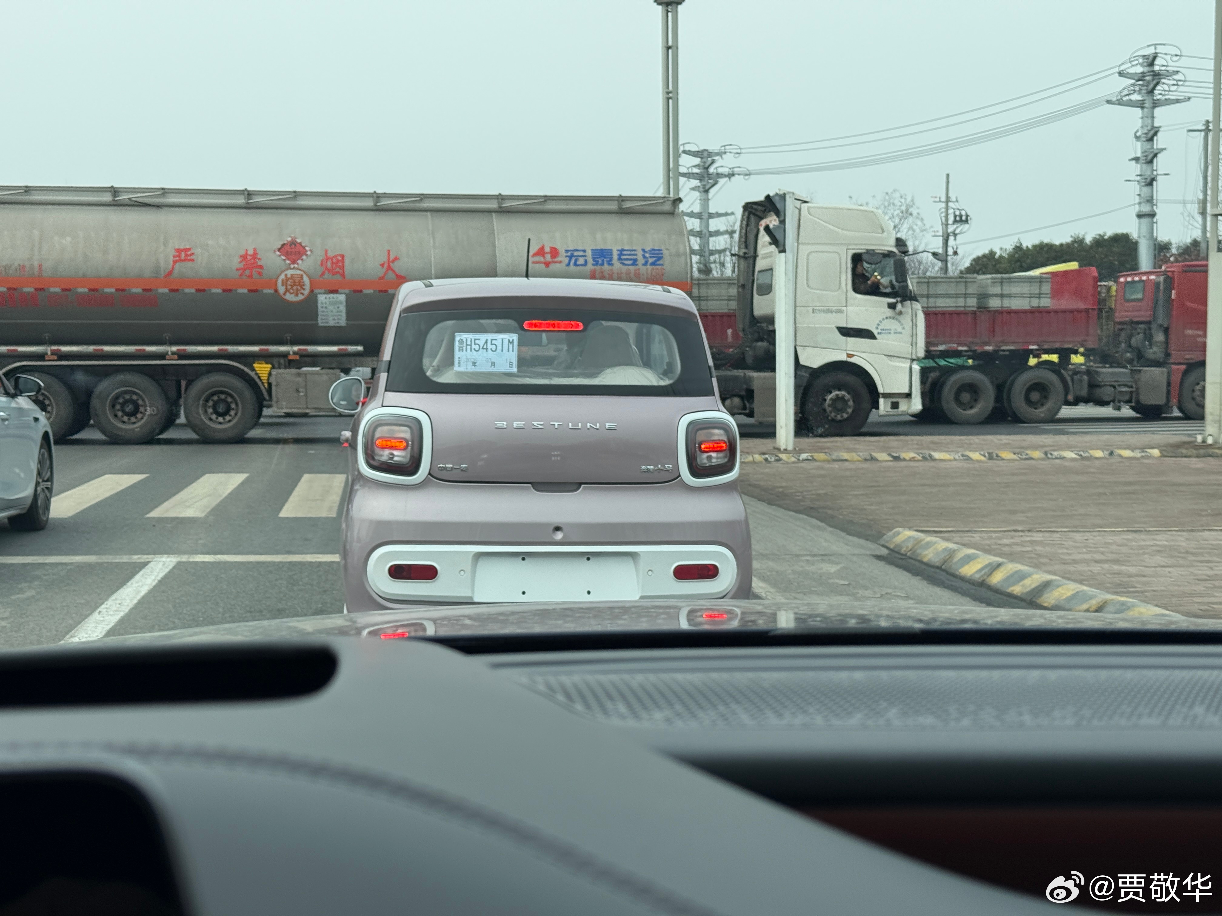 刚才在路上遇到一辆电车，如果不是贴着临牌，感觉就是一辆低速电动车。这种电车非常便