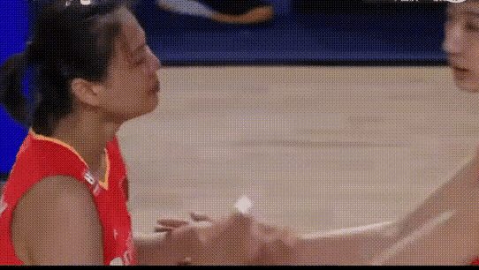 龚翔宇泪洒赛场原因曝光！
女排对阵波兰的比赛中。出现一个小插曲，在听完蔡斌的战术