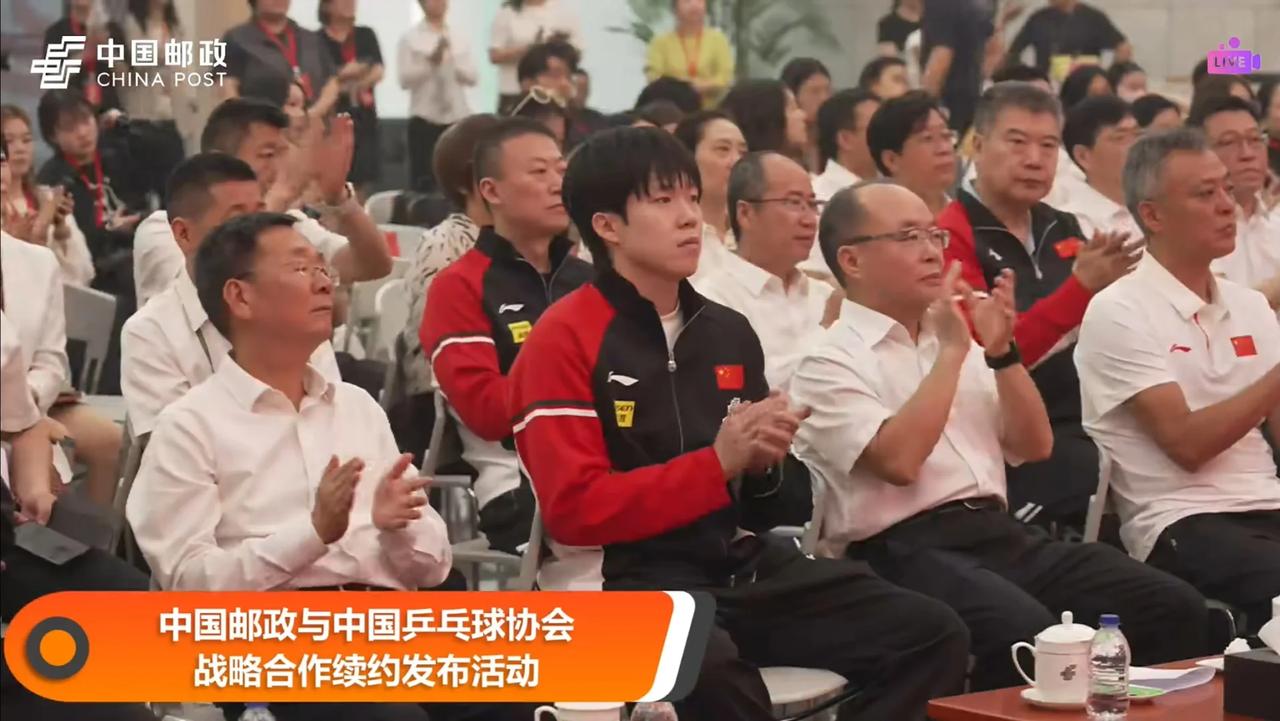今天的活动马琳也去了。
今天上午国乒队员们去参加中国邮政的活动，看到国家队主教练