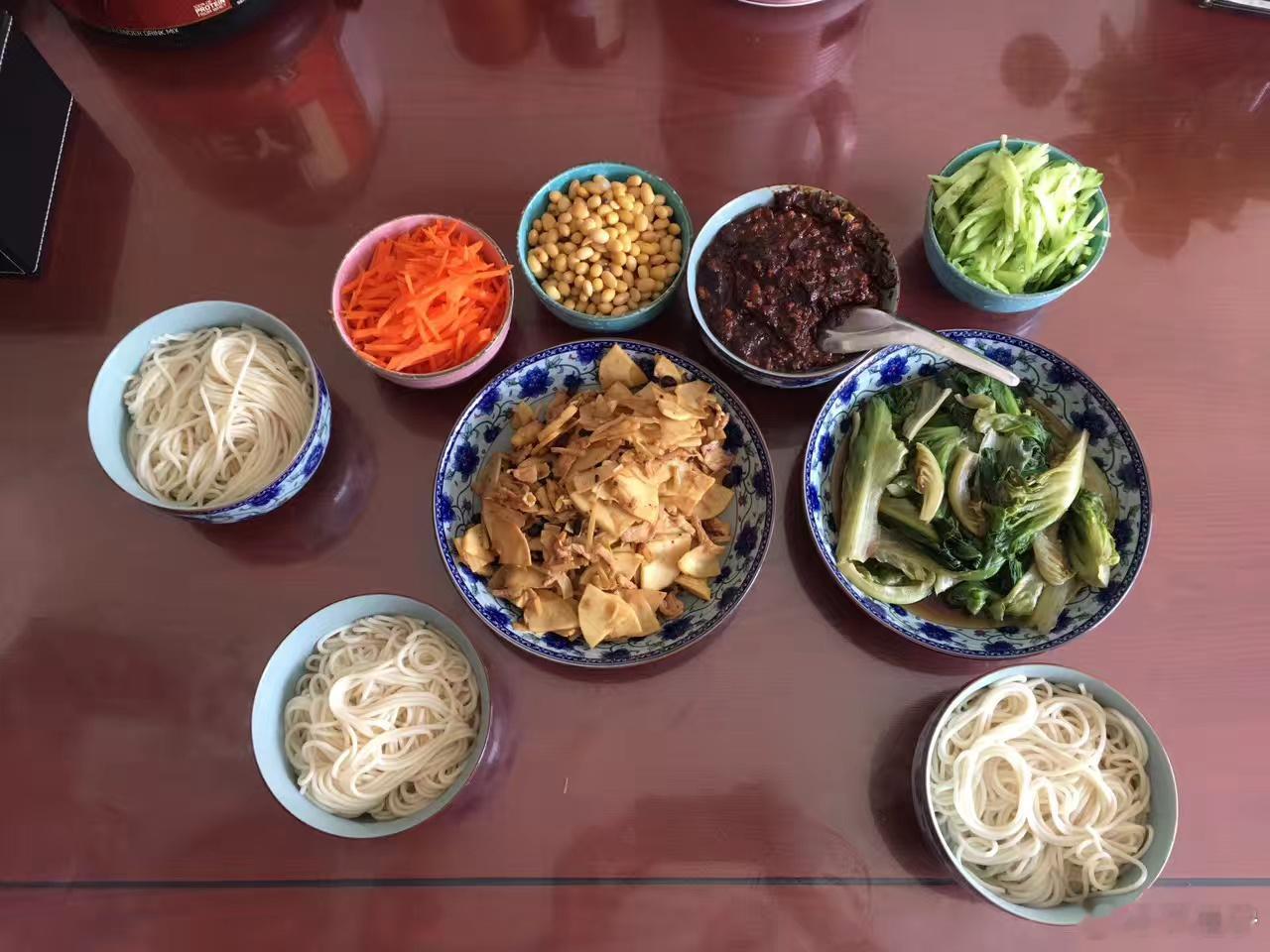 黄仁勋去吃了炸酱面 炸酱面应该是我最爱吃的东西，特别是我姥姥做的。小的时候上学在