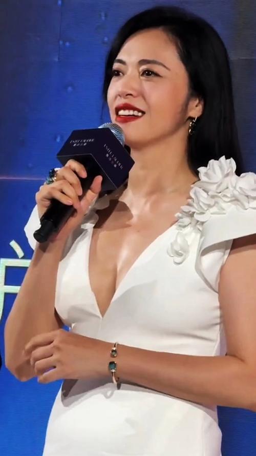 姚晨说："这是我看过最勇敢的演出，不是技巧，是生命本身，她从废墟里站起来，把自己