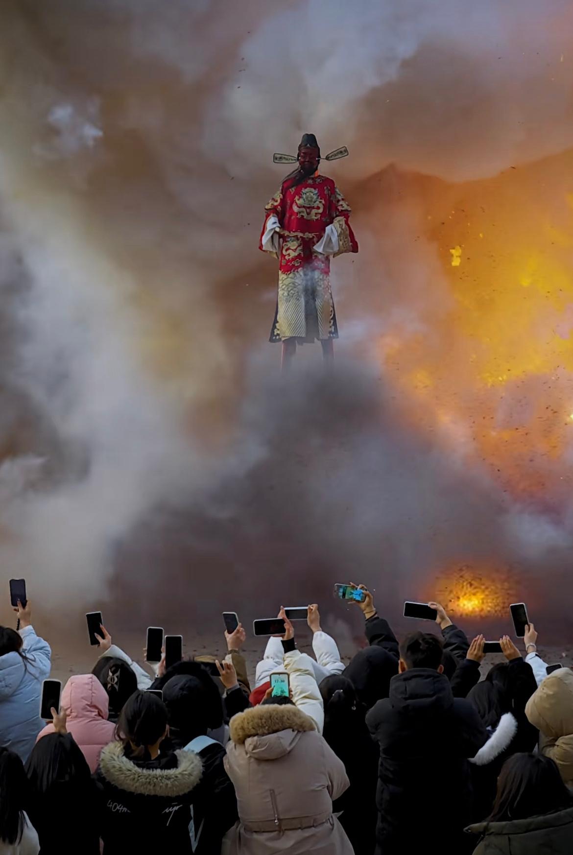 甘肃陇西社火中的钟馗巡守，见者吉祥，有一种神从天上下来看人间的既视感！

社火 
