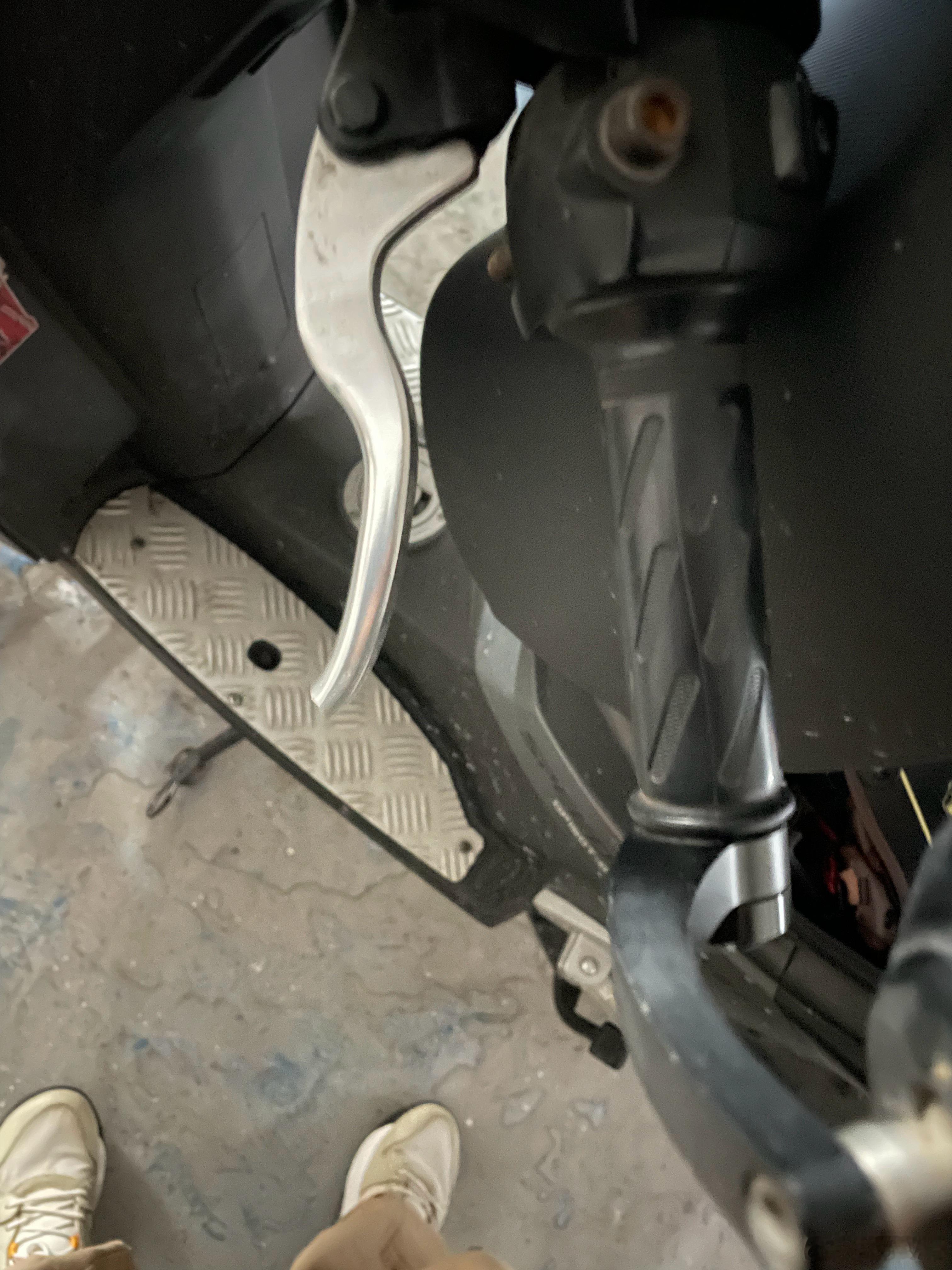 日本人，骑摩托出门理个发，其实还可以坚持个一周左右，也相当于出去溜溜车，毕竟几个