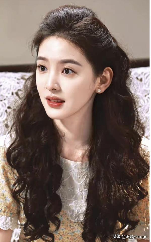 在中央八套最近热播的电视剧《冬去春来》里，全员演技在线，故事情节好看，每天都在认