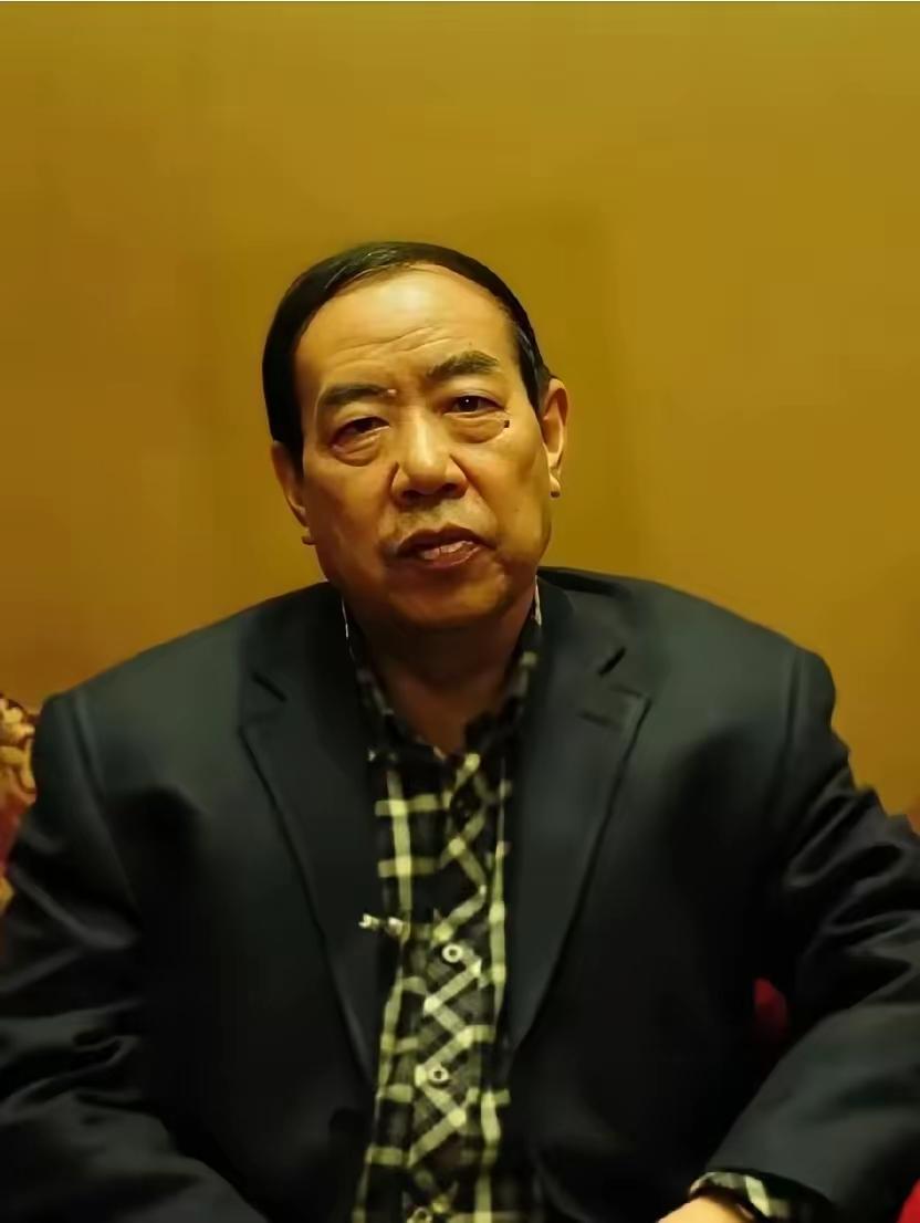 贾平凹的两个女儿，
真是活成了两个极端。
​​大女儿写的诗全是“屎尿屁”，论文也