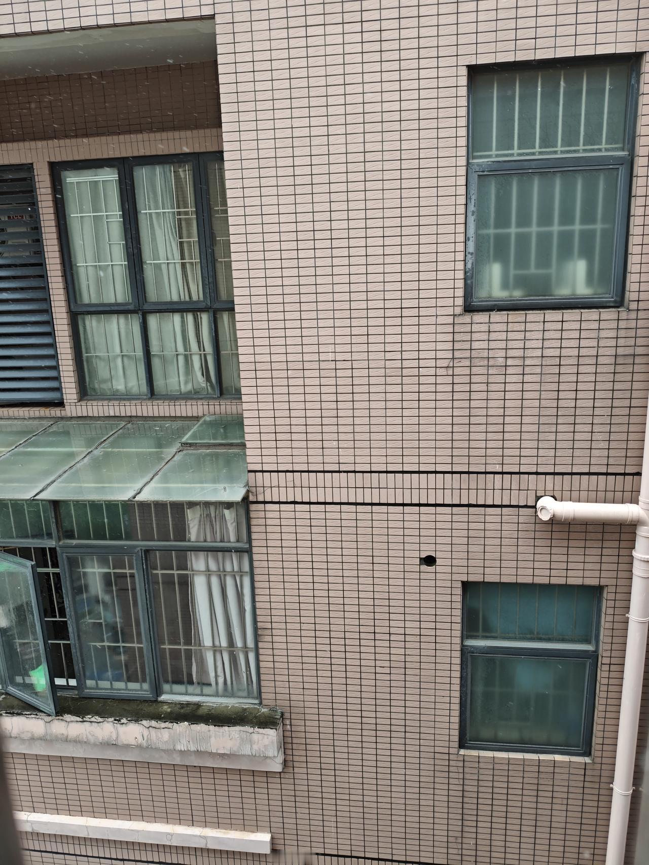 随手拍张照昨日因为台风，深圳又是风又是雨，关了窗门那雨水还是飘了来，弄得地上也全