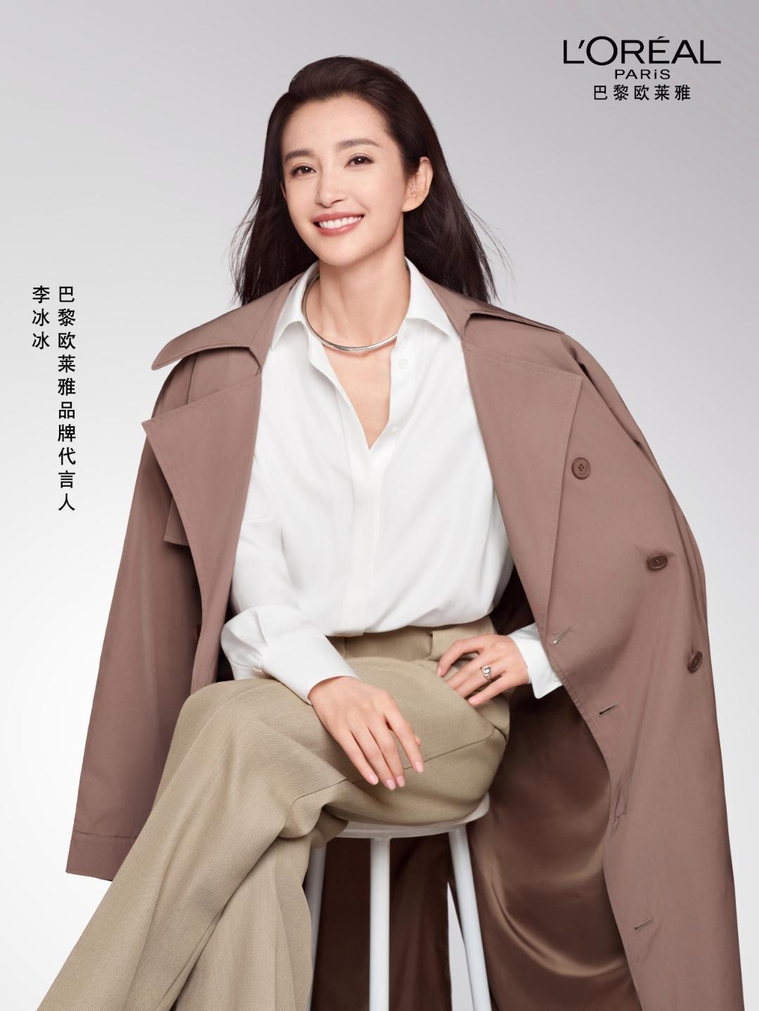 简约灰调为底，咖棕风骨为章，作为巴黎欧莱雅品牌代言人的李冰冰，以两组极简造型，演