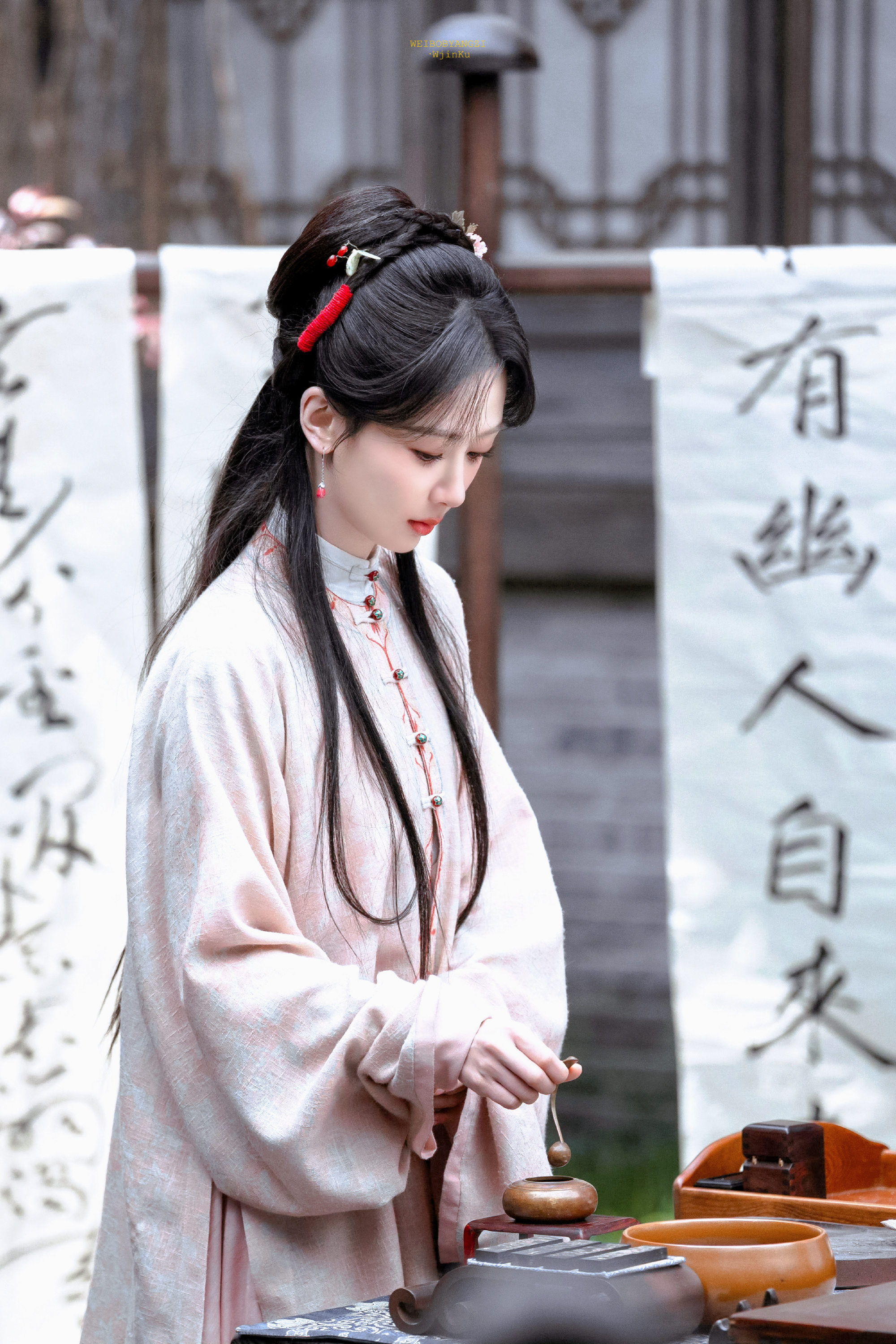 杨紫 只有承担起旅途风雨，才能最终守得住彩虹满天。 
