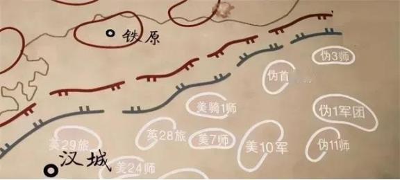 1951年，铁原阻击战结束后，63军军长傅崇碧重伤陷入昏迷，醒来后，他看到彭德怀