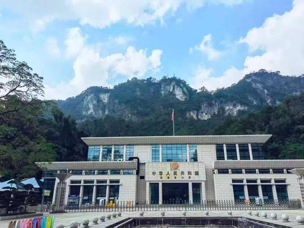 ✨青山为屏，红旗作焰，这座口岸把祖国的威严与山河的壮阔，熔铸成眼前震撼的风景。