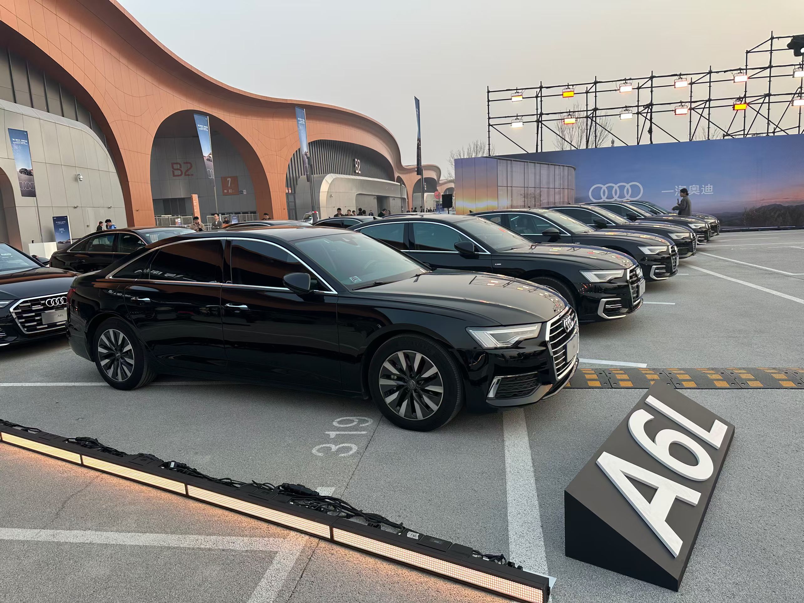 奥迪A6L停车场，有没有两会停车场的感觉？大气磅礴！百家车坛