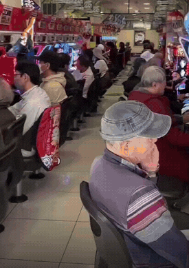 明明是年轻人爱玩的地方，却被一群大爷给霸占了。
一排排的老虎机面前，年轻人看不到