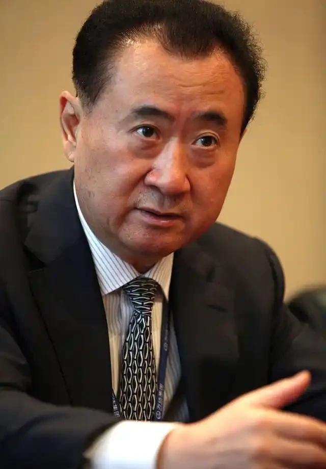 王健林最近露面，头发白了，脸也瘦了，但眼神还是那个眼神——没变。
很多人说他被压