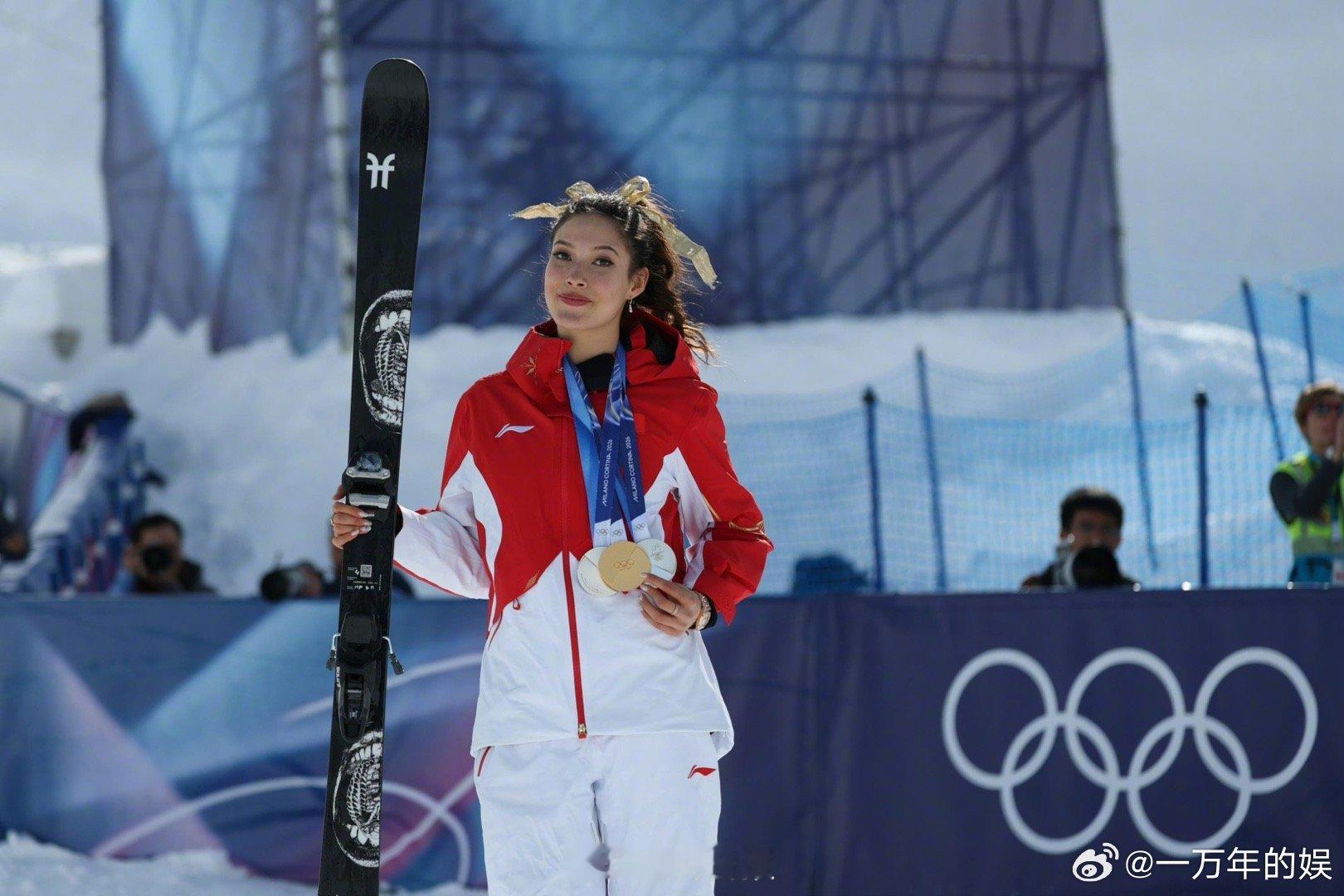谷爱凌戴上3枚奖牌 3枚奖牌串联起她的冬奥征程，两届3金3银，她用实力告诉世界，