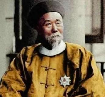 1901年，李鸿章死时，留给子孙10亿多元财产，没想到，52年后，他的孙子，43