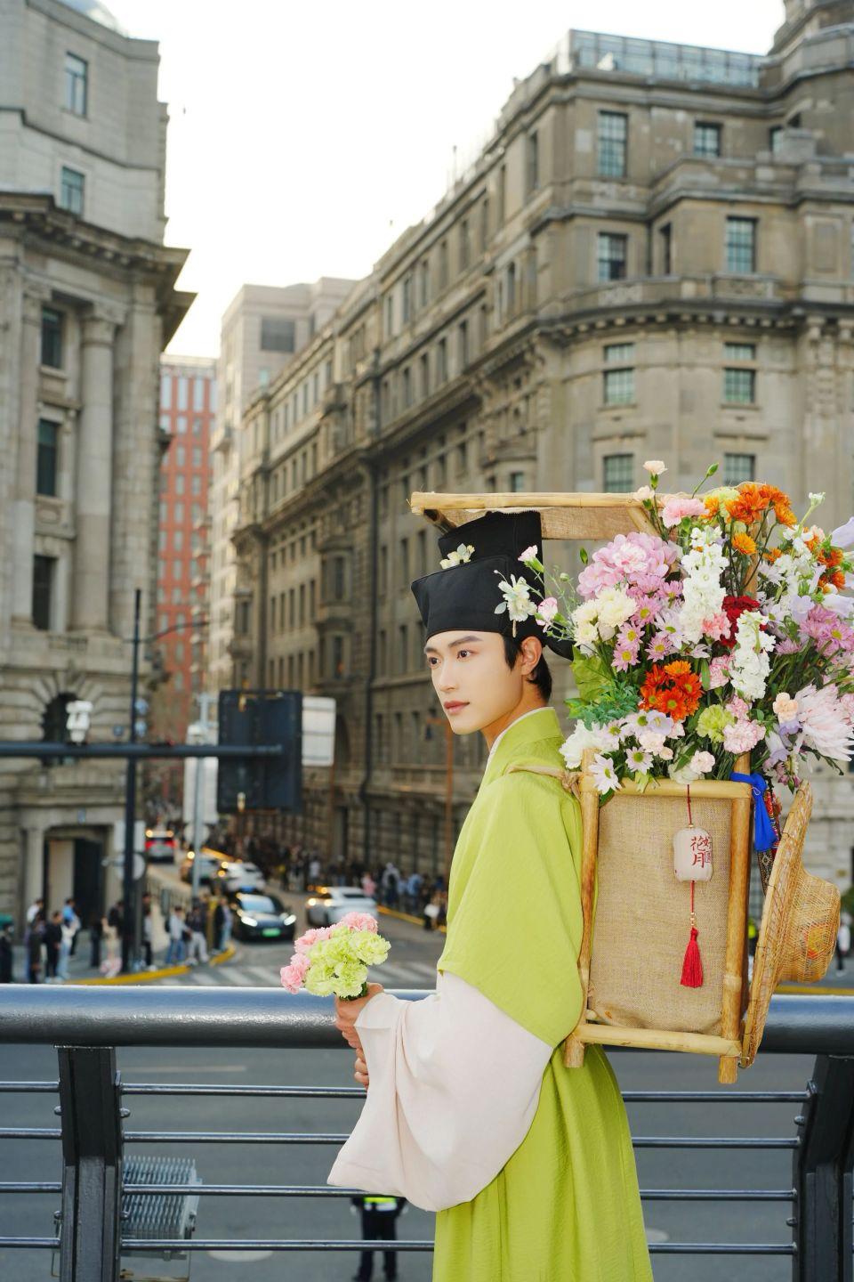 《“簪花郎”美到犯规！上海街头这道风景线，网友：求偶遇》

近期上海外滩、网红街