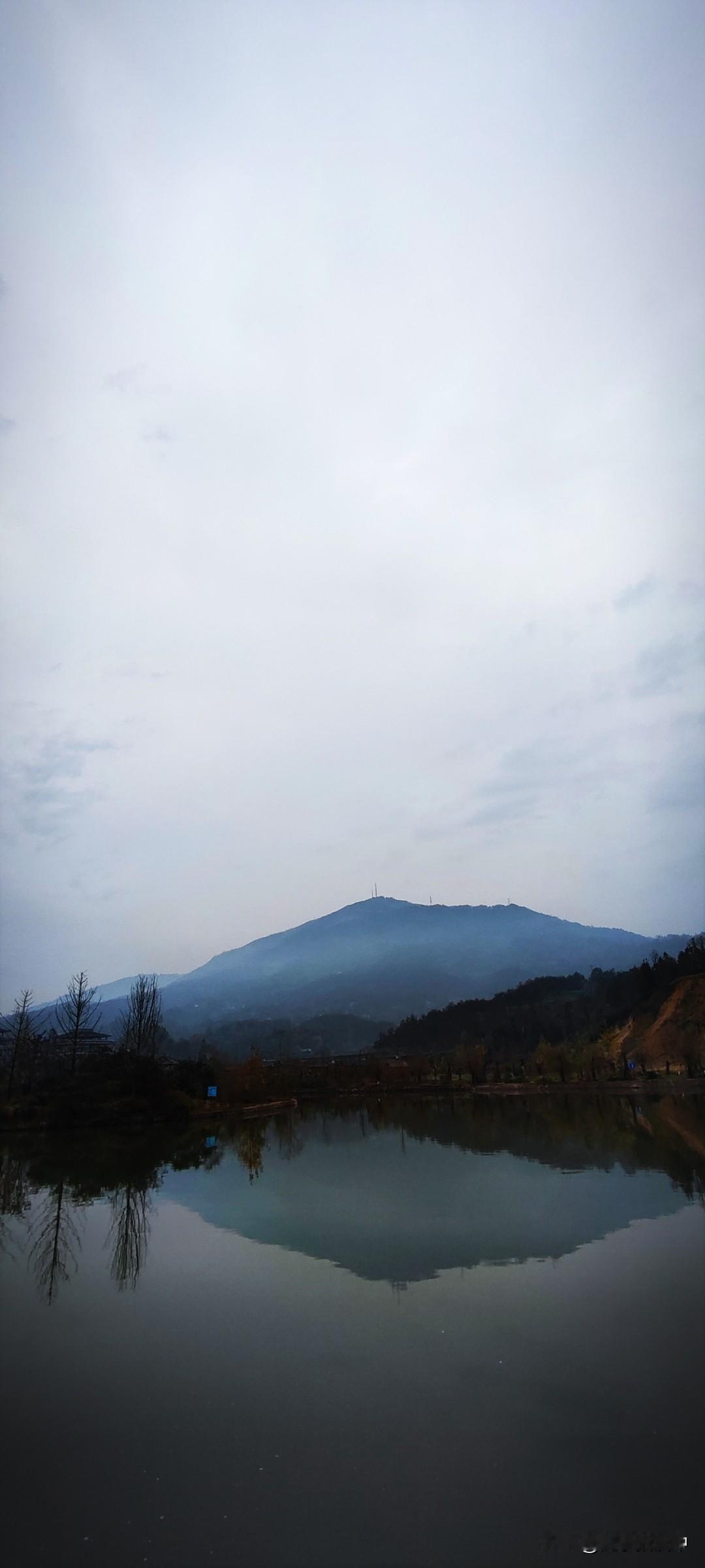 冬日生活打卡季下雨天，出行不方便。开窗，沏一壶茶，裹紧棉袄，让冬雨的清冷拂面，甚