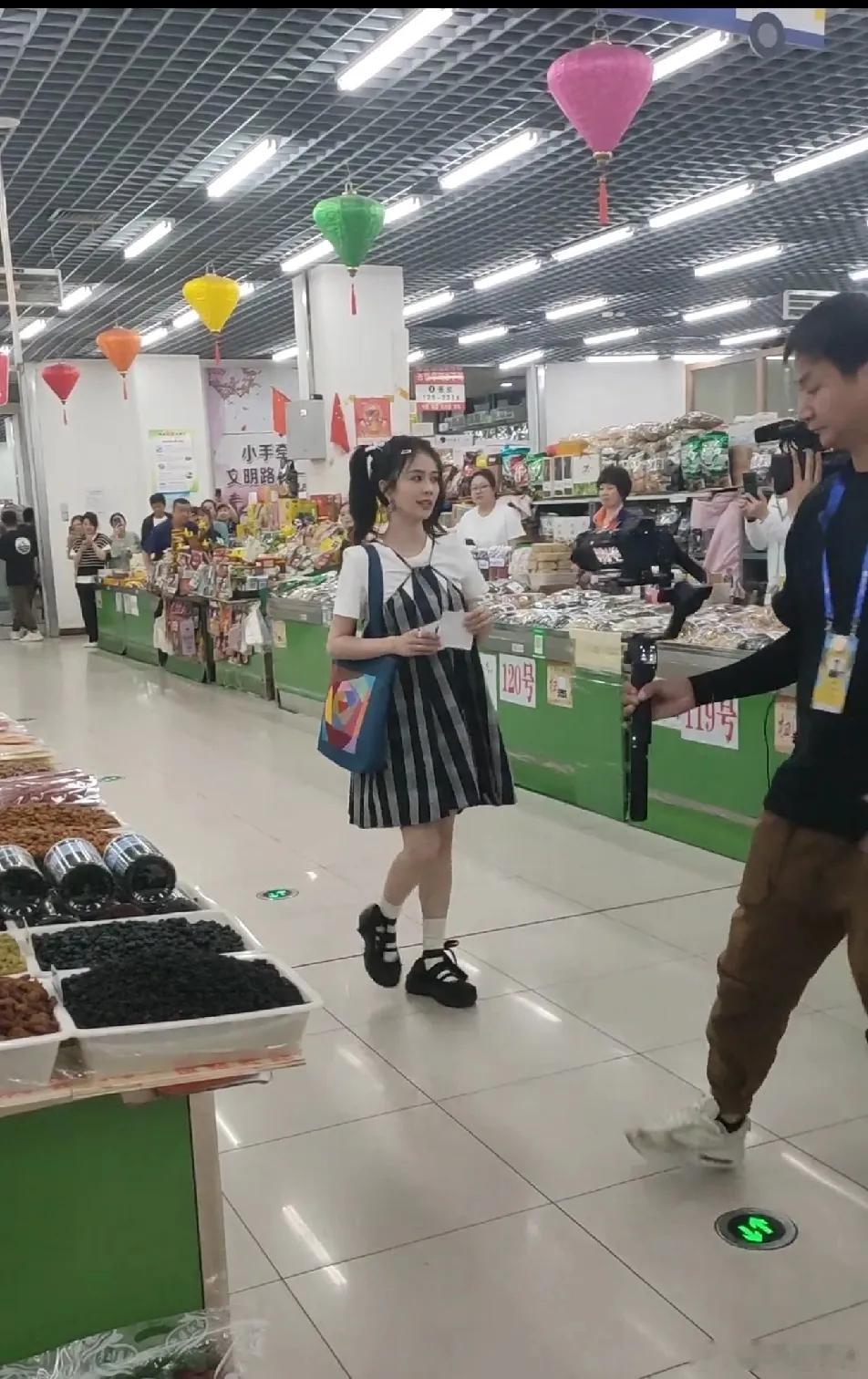 这镜头直接把白鹿i拍成1.50，她身上这条裙子一定避雷，这种款式太压身高了吧，还