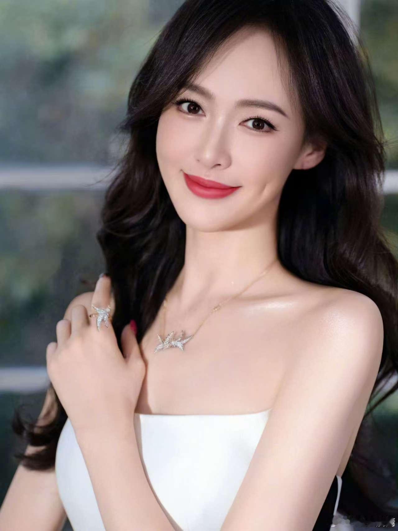 唐嫣比翼鸟look唐嫣纯白抹胸裙唐嫣纯白抹胸裙，太美了，[嘻嘻][嘻嘻] ​​​