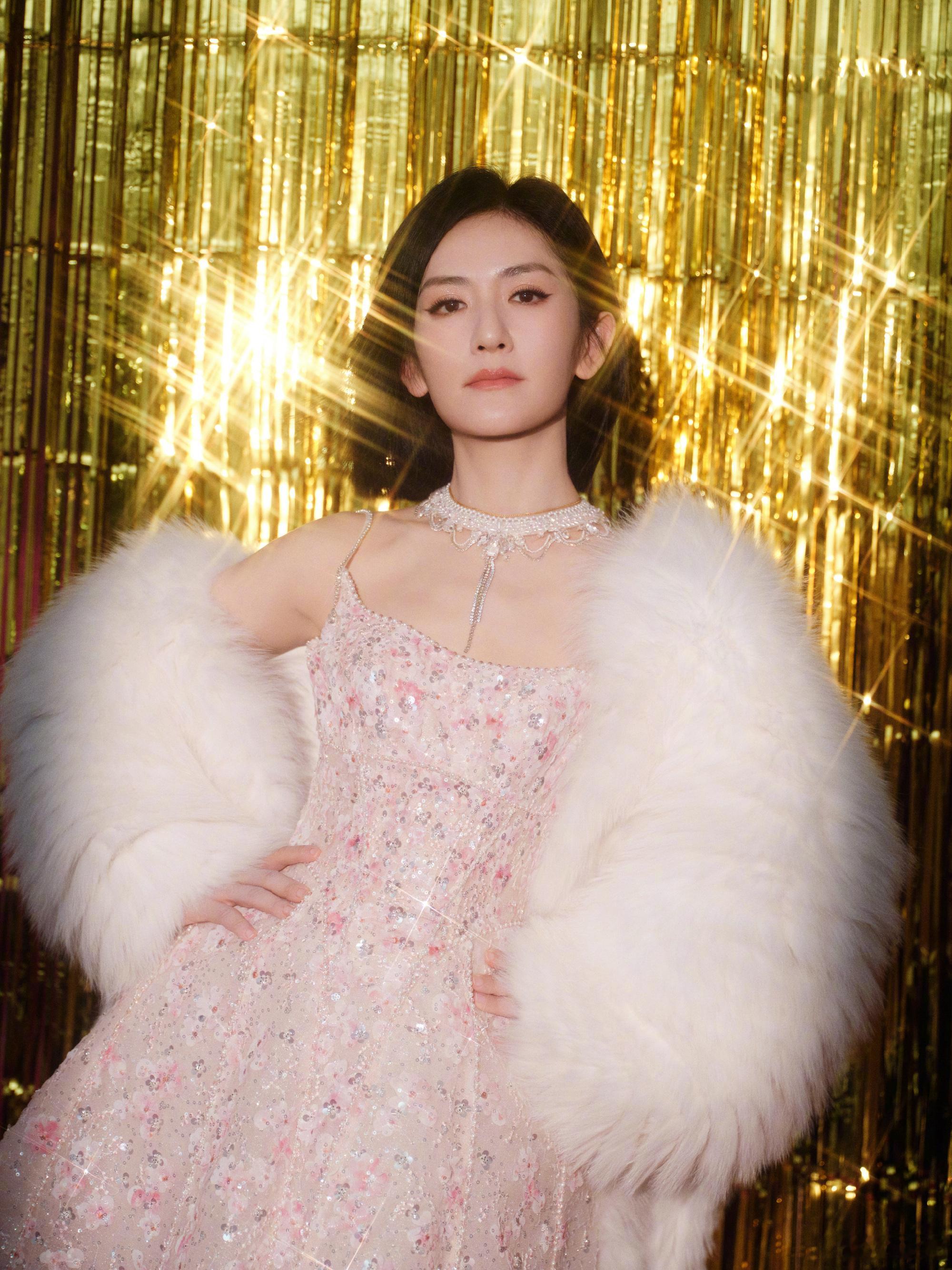 粉色闪片连衣裙搭白色皮草~这搭配简直了，谢娜姐姐美出新高度！超有气质～ 